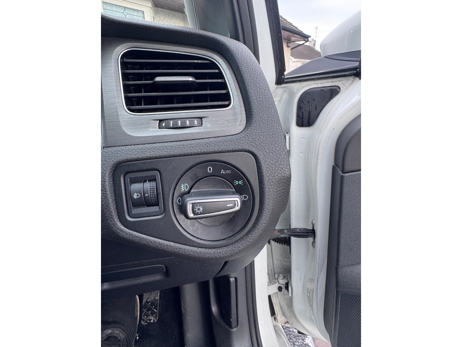 2013 Volkswagen Golf - image 15