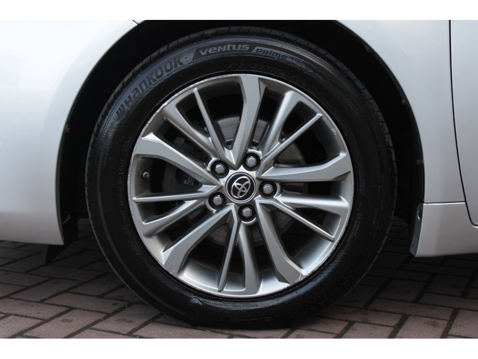 2015 Toyota Avensis - image 21