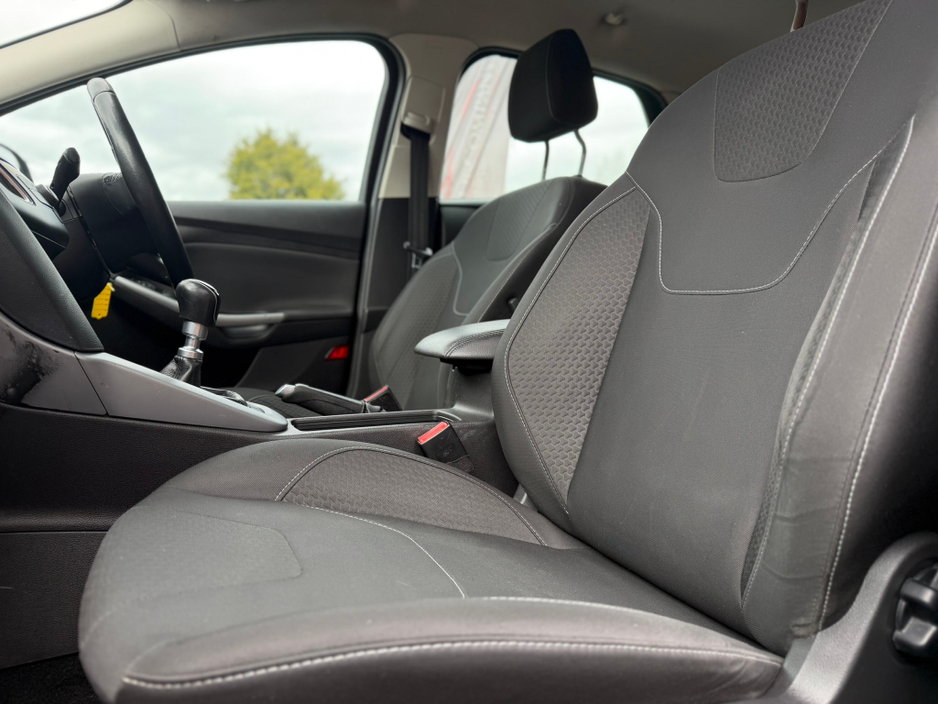 2016 Ford Focus - image 13