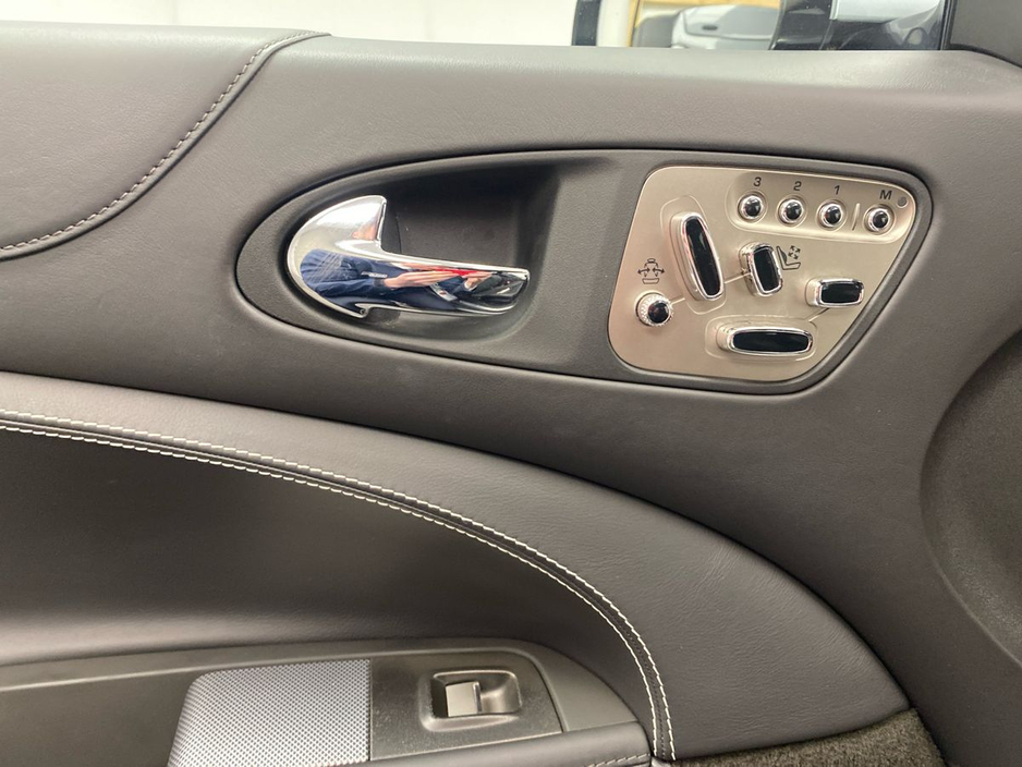 2010 Jaguar XKR - image 11