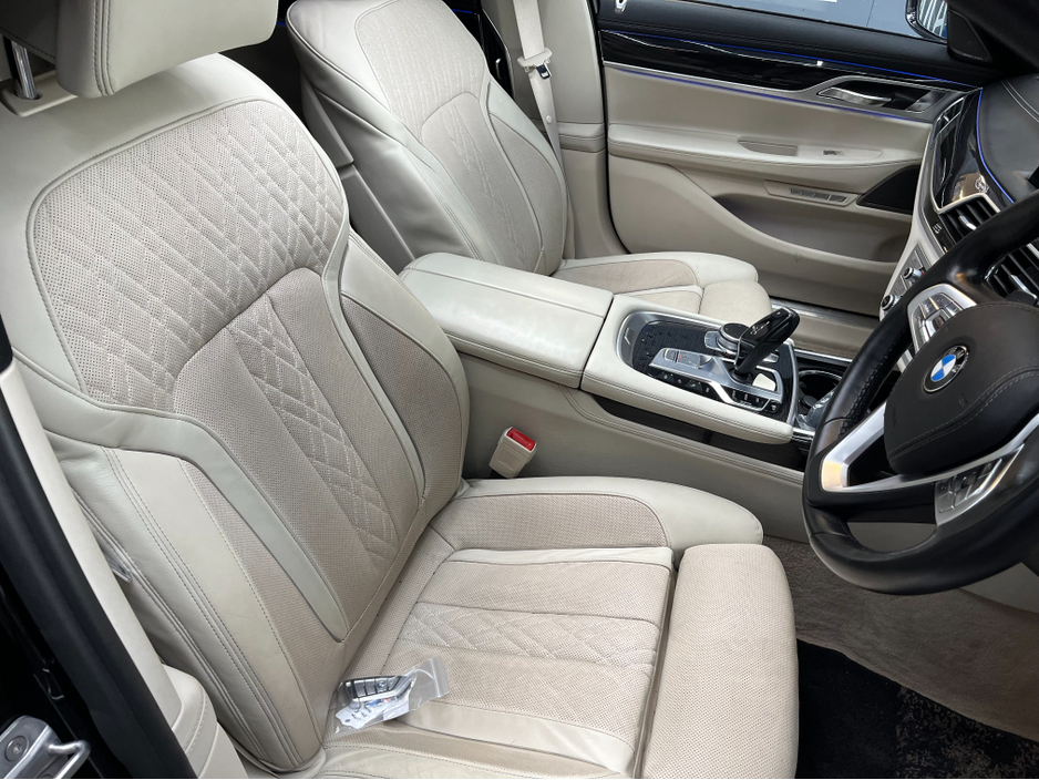2016 BMW 7 Series - image 11