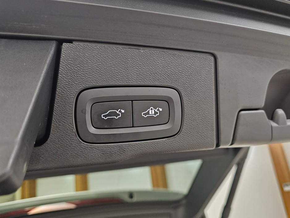 2025 Volvo XC60 - image 23