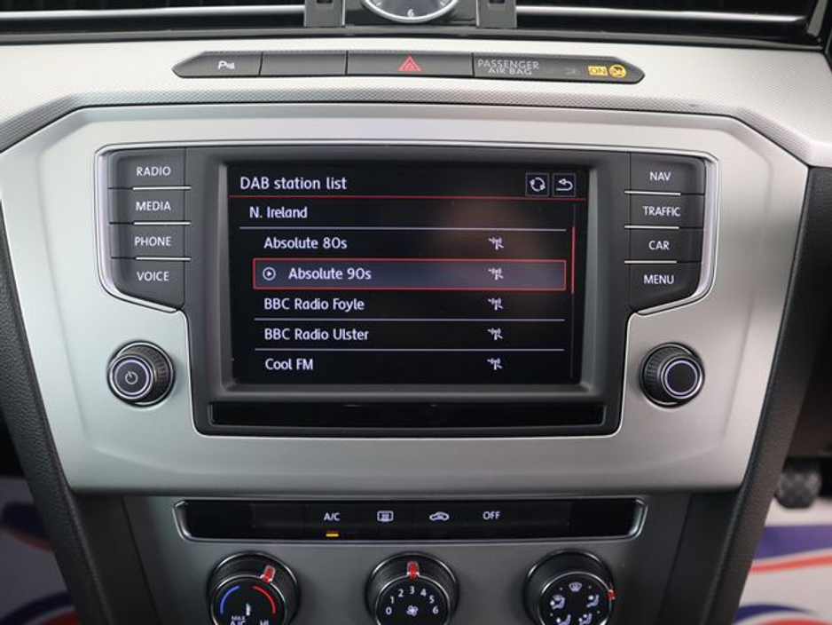 2016 Volkswagen Passat - image 12