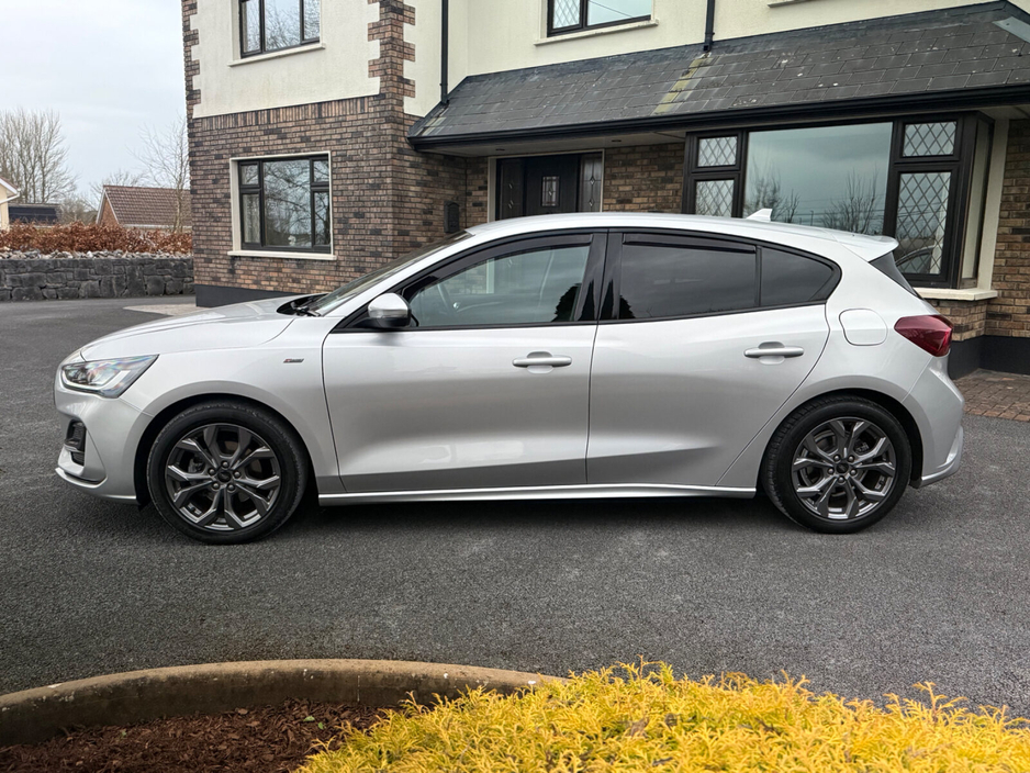 2022 Ford Focus - image 4