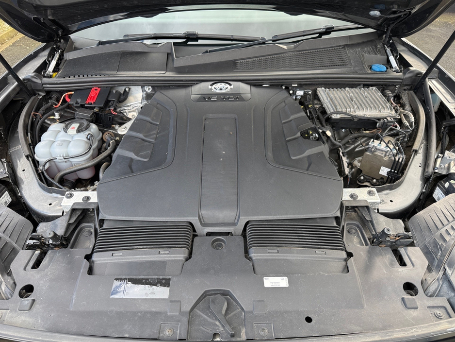 2019 Volkswagen Touareg - image 20