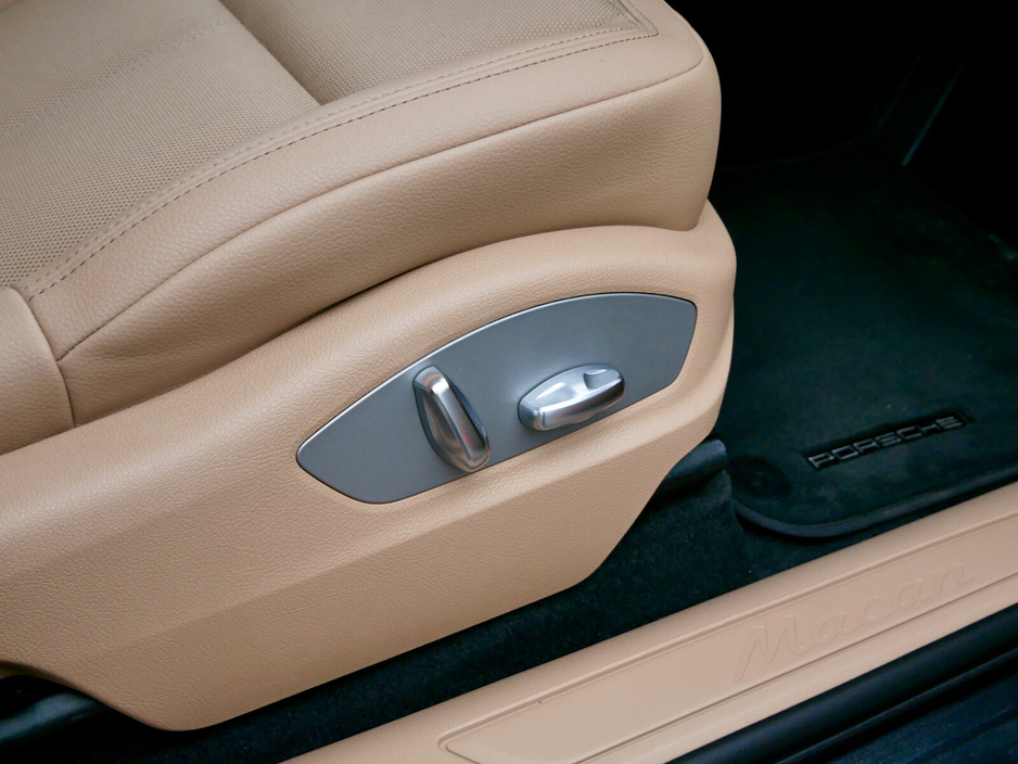 2023 Porsche Macan Macan T €69,950