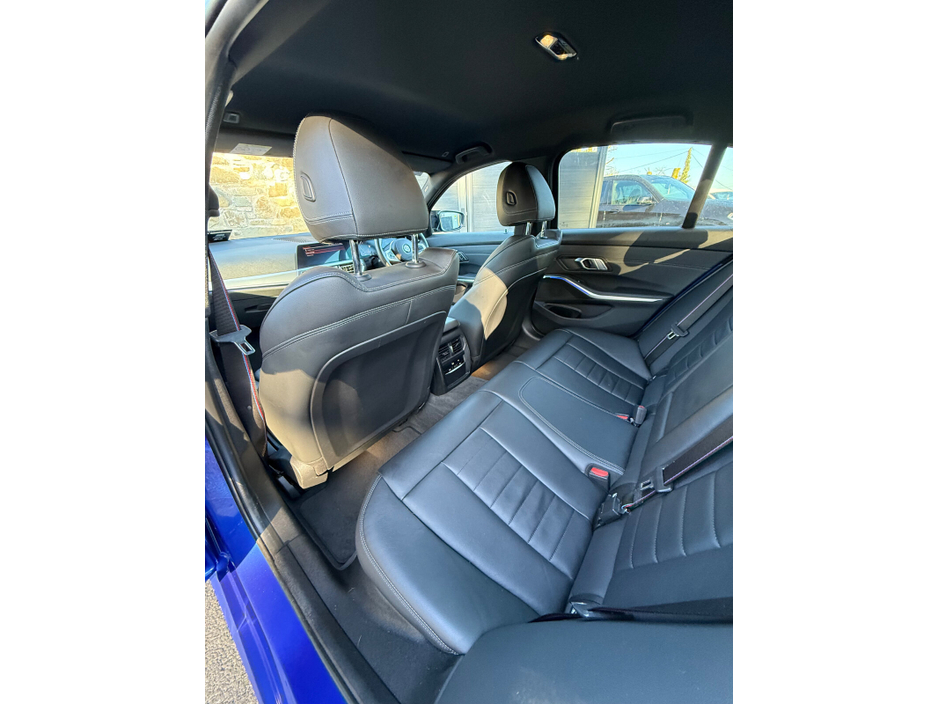 2021 BMW 3 Series - image 18