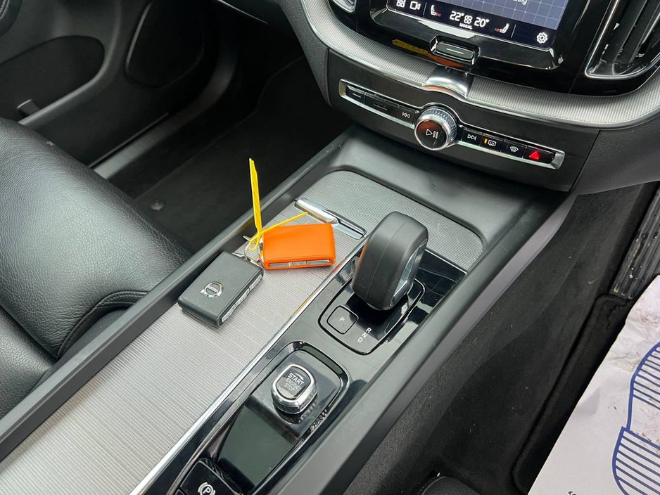 2023 Volvo XC60 T6 PLUS DARK AWD 2.0 HYBRID // OPENING PAN ROOF // HEATED LEATHER SEATS // APPLE CARPLAY/ANDROID AUTO €39,900