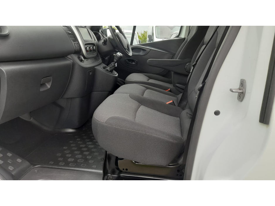 2021 Renault Trafic - image 7