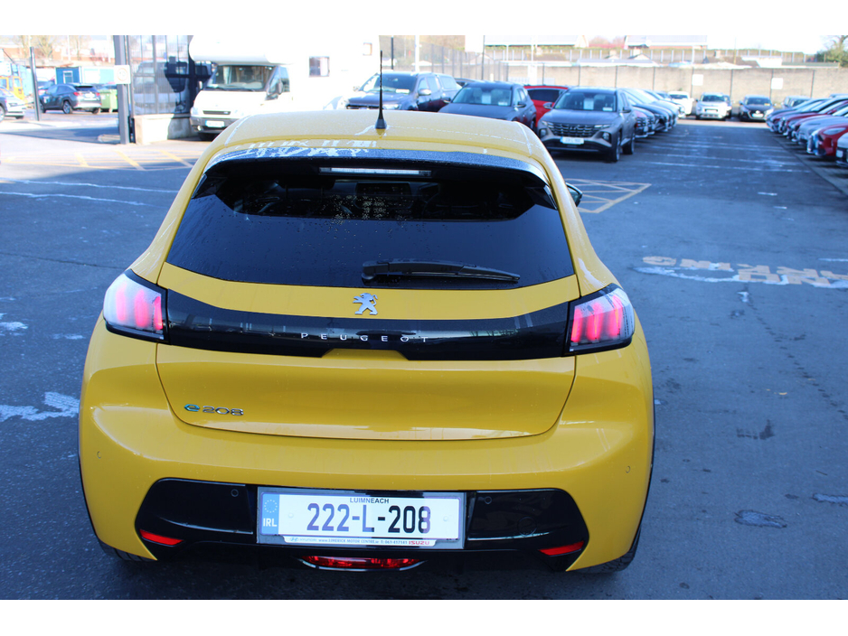 2022 Peugeot 208 - image 4