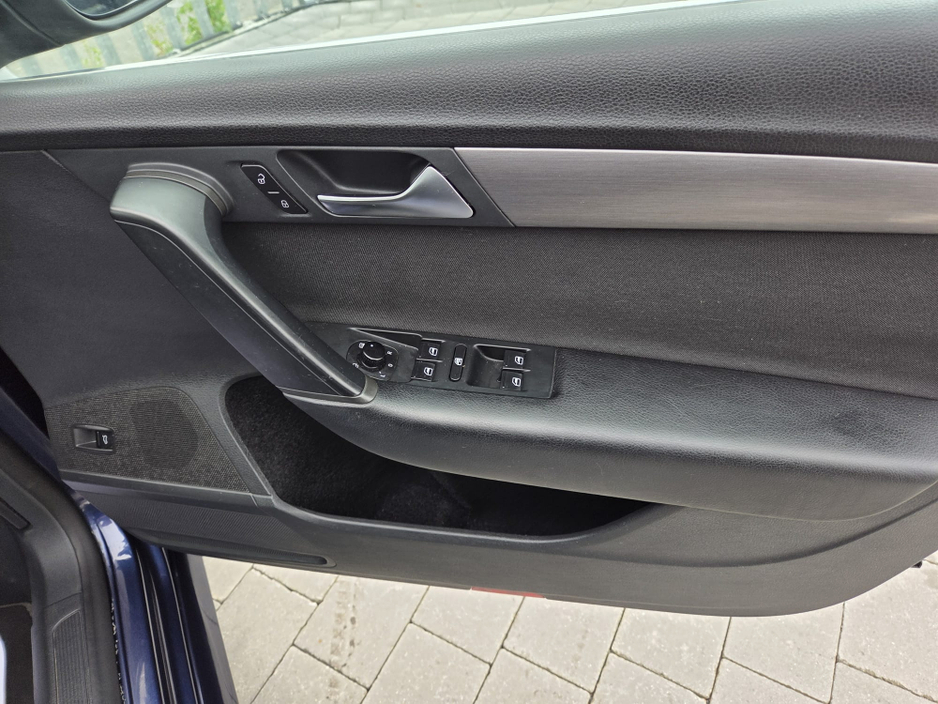 2011 Volkswagen Passat - image 15