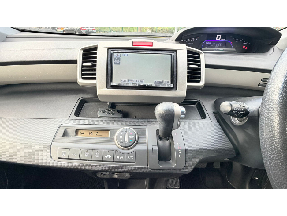 2013 Honda Freed - image 17