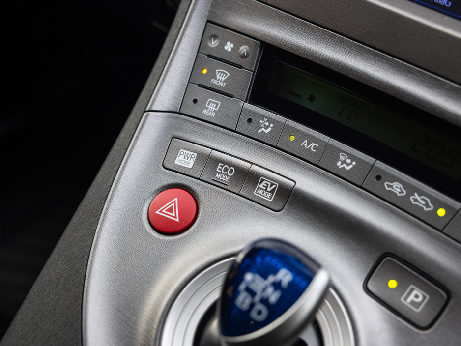 2015 Toyota Prius - image 16