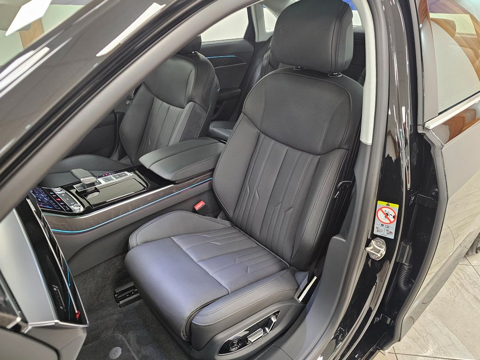 2024 Audi A8 - image 18