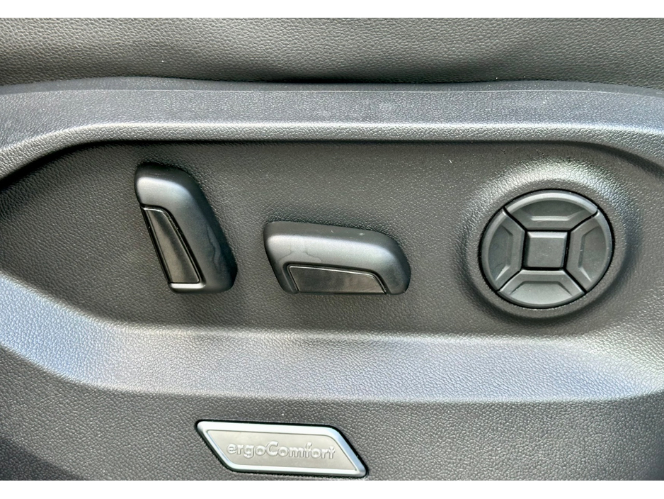 2023 Volkswagen Touareg - image 19