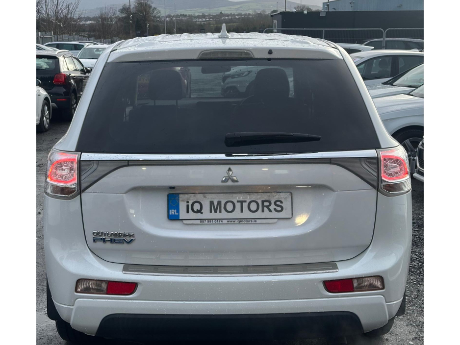 2014 Mitsubishi Outlander - image 5