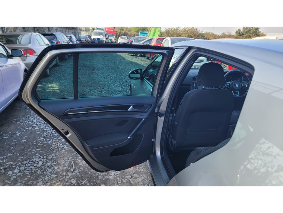 2014 Volkswagen Golf - image 13