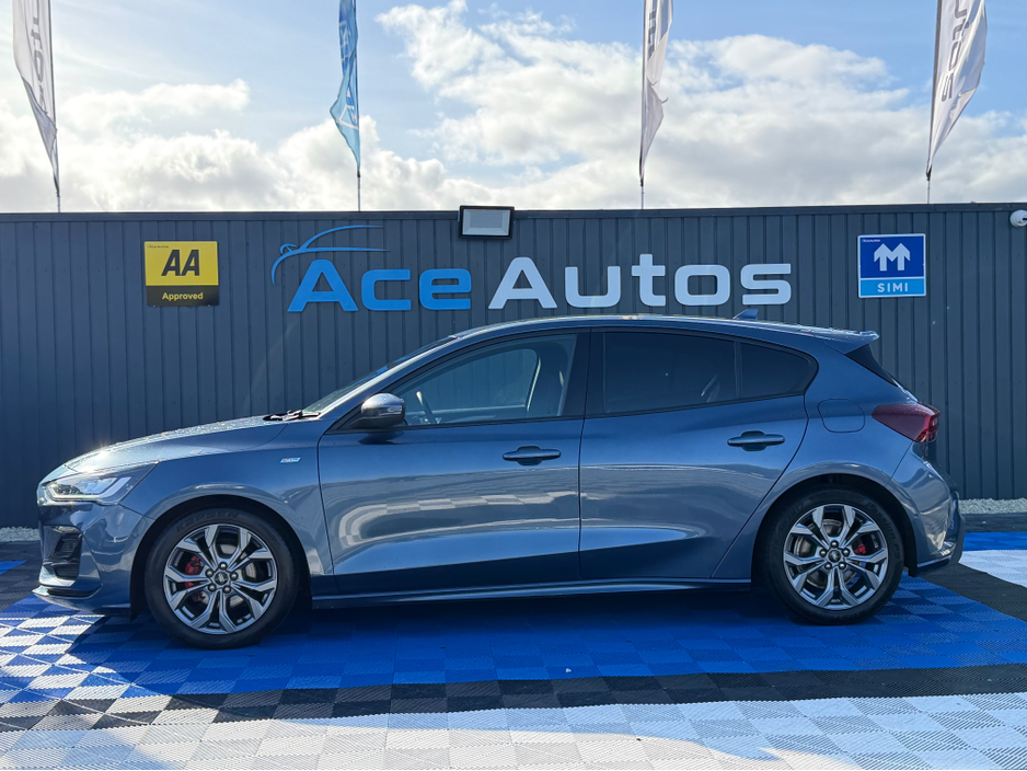 2023 Ford Focus - image 4