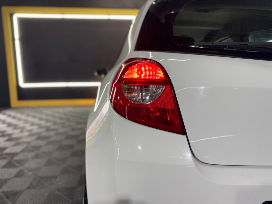 2012 Renault Clio - image 12