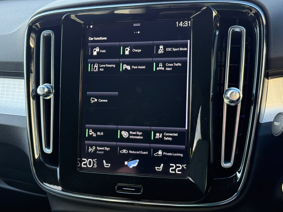 2023 Volvo XC40 - image 16