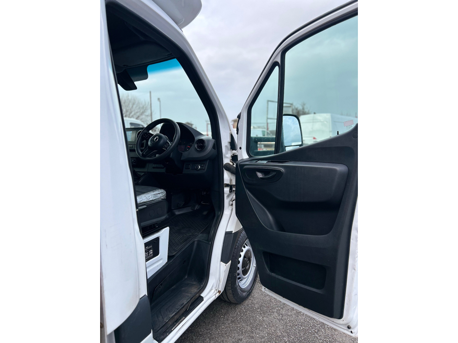2019 Mercedes-Benz Sprinter - image 15