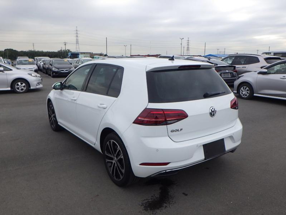 2020 Volkswagen Golf - image 2