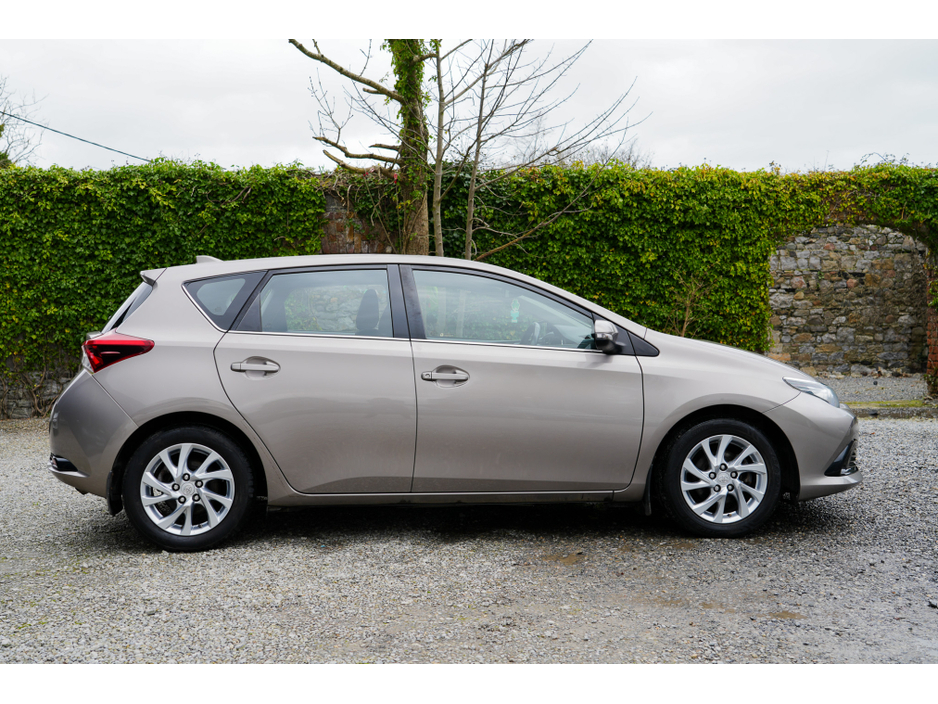 2016 Toyota Auris - image 16
