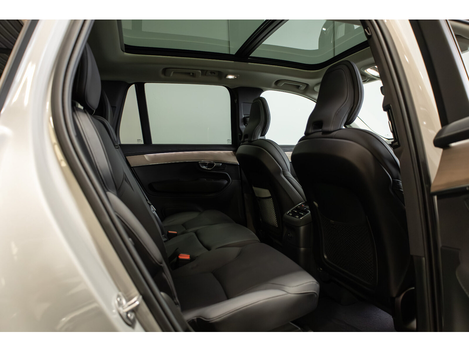 2025 Volvo XC90 - image 12