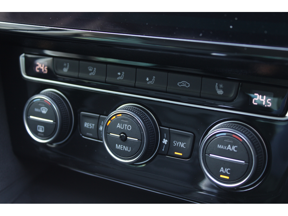 2018 Volkswagen Passat - image 13