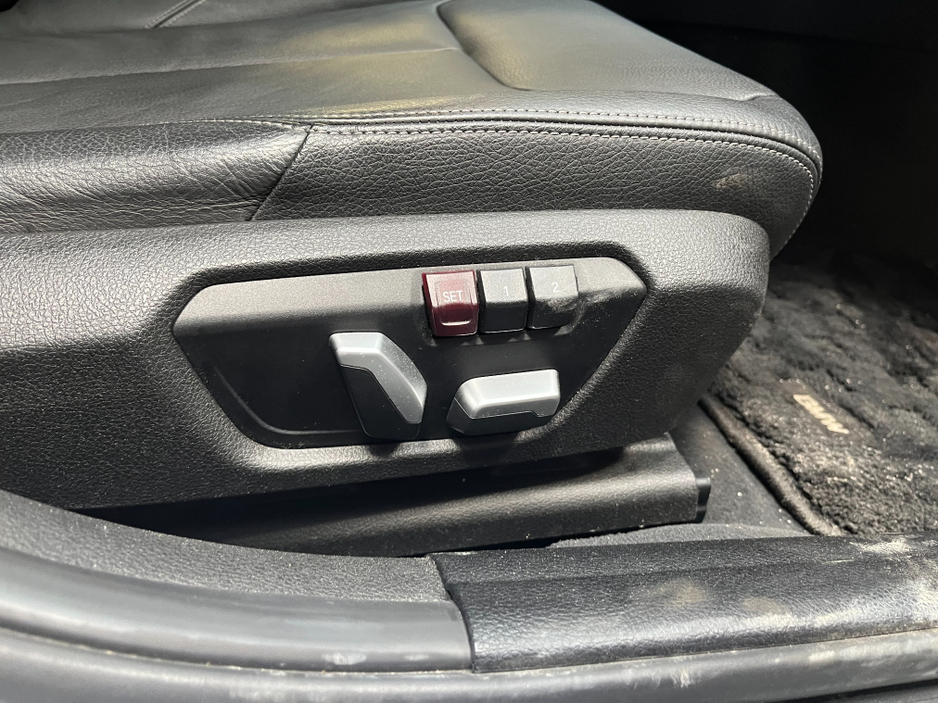 2018 BMW 3 Series - image 12