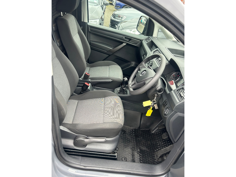 2020 Volkswagen Caddy - image 14