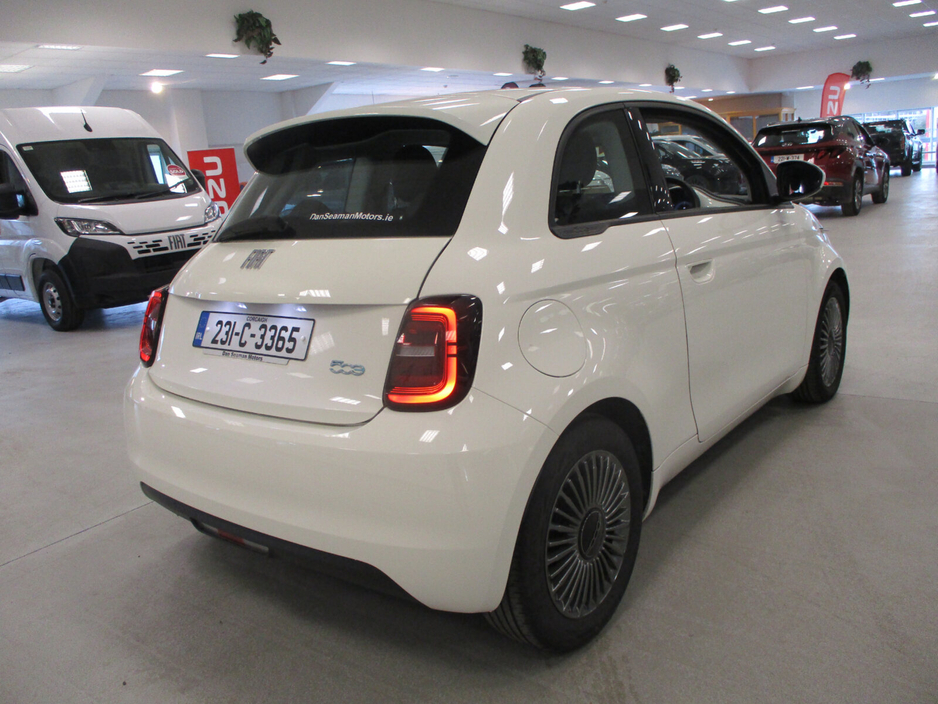 2023 Fiat 500 - image 7