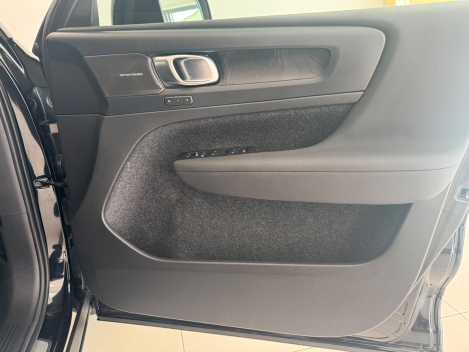 2023 Volvo XC40 - image 20