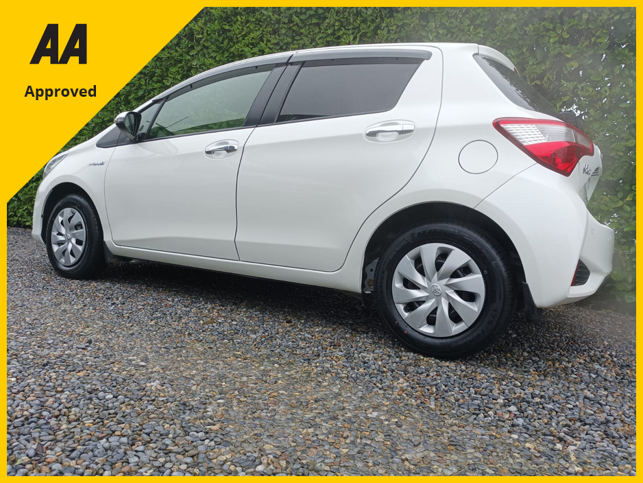 2019 Toyota Yaris 1.5 PETROL HYBRID AUTOMATIC ONLY 53,817kms JUST FULLY SERVICED INCLUDING 4 NEW TYRES 2 YEARS NCT 1 YEAR ROAD TAX HIGH SPEC CAR REVERSE CAMERA LARGE TOUCHSCREEN MULTIMEDIA SYSTEM PARKING SENSORS €17,949