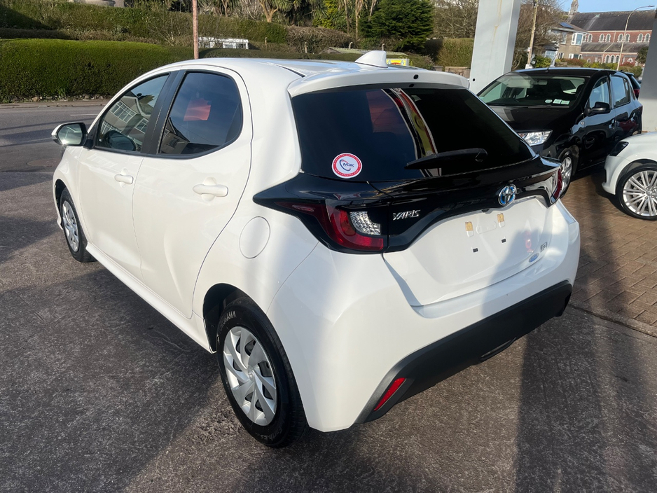 2022 Toyota Yaris - image 4