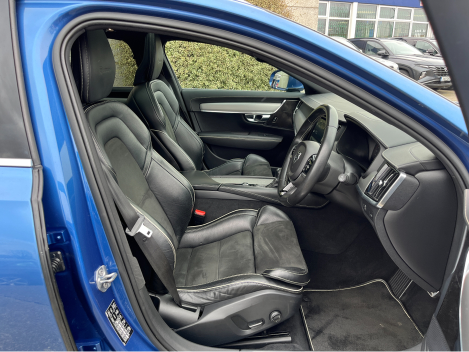 2019 Volvo V90 - image 13