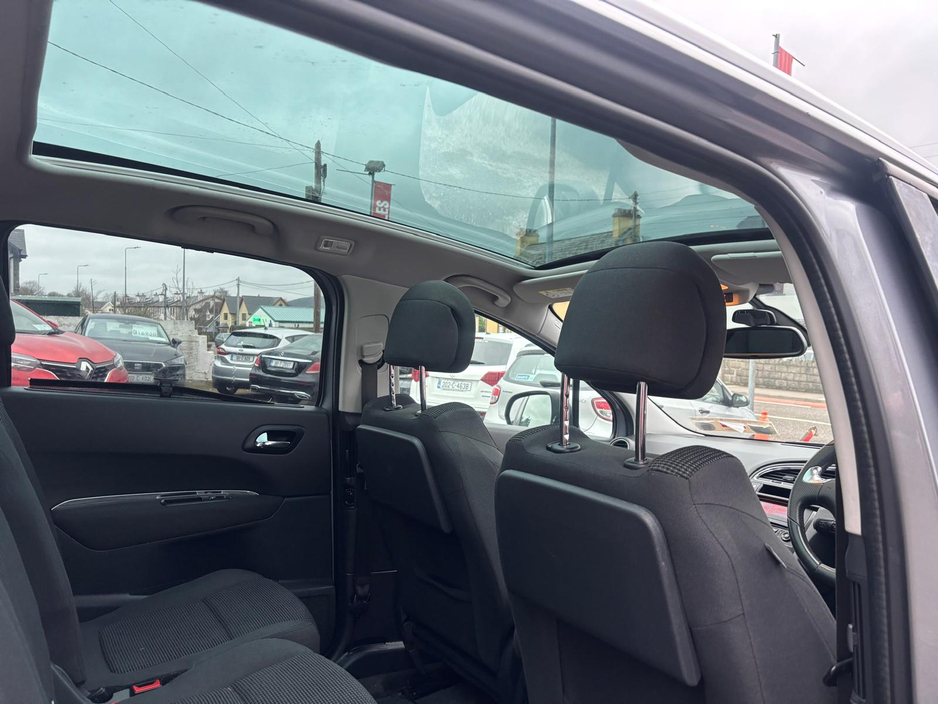 2016 Peugeot 5008 - image 8