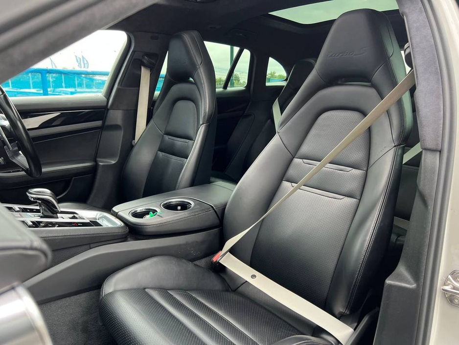 2018 Porsche Panamera - image 8