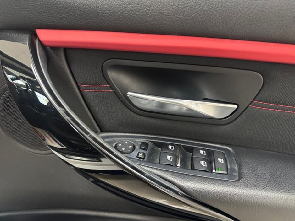 2015 BMW 3 Series - image 12