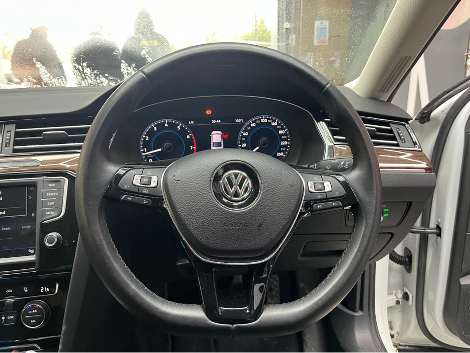 2017 Volkswagen Passat - image 9