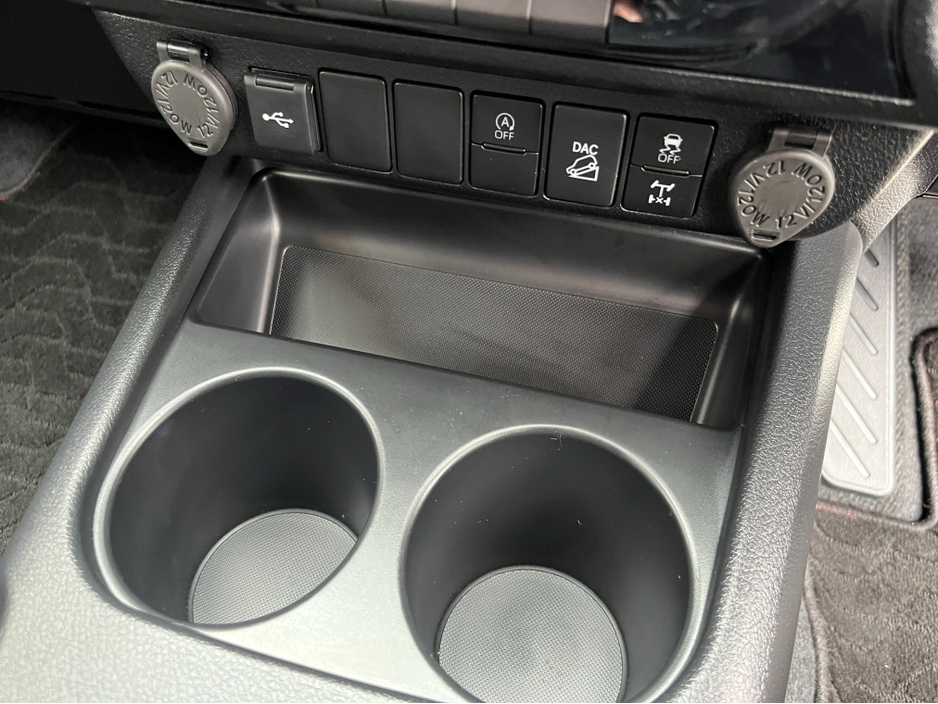 2024 Toyota Hilux - image 16