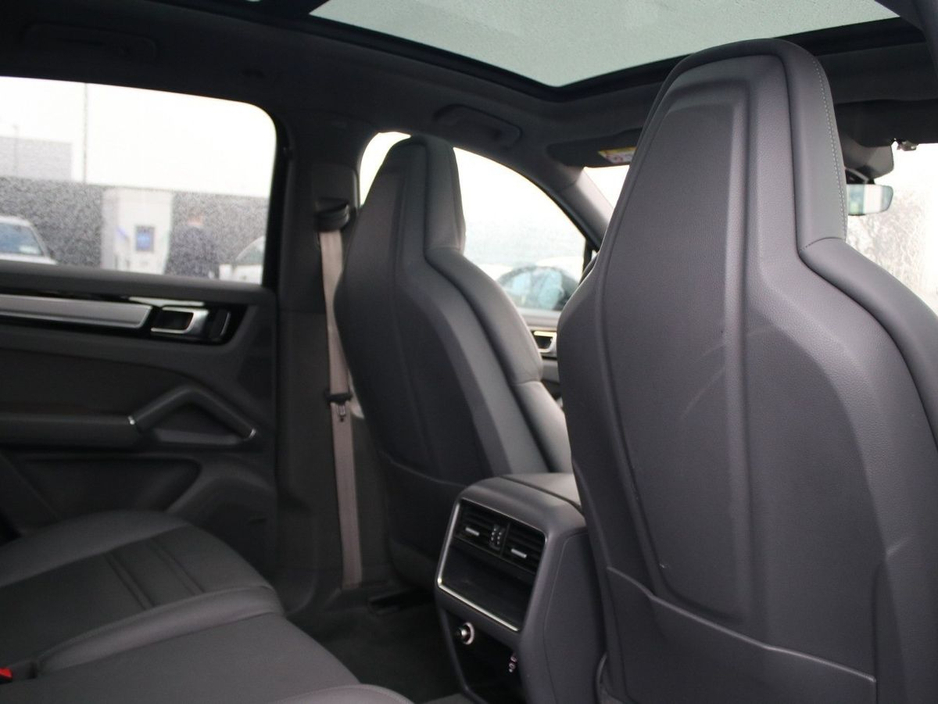 2023 Porsche Cayenne E-Hybrid Platinum Edition €77,000