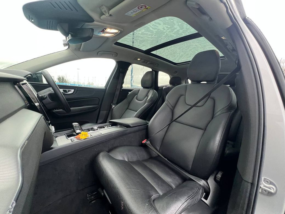 2023 Volvo XC60 T6 PLUS DARK AWD 2.0 HYBRID // OPENING PAN ROOF // HEATED LEATHER SEATS // APPLE CARPLAY/ANDROID AUTO €39,900