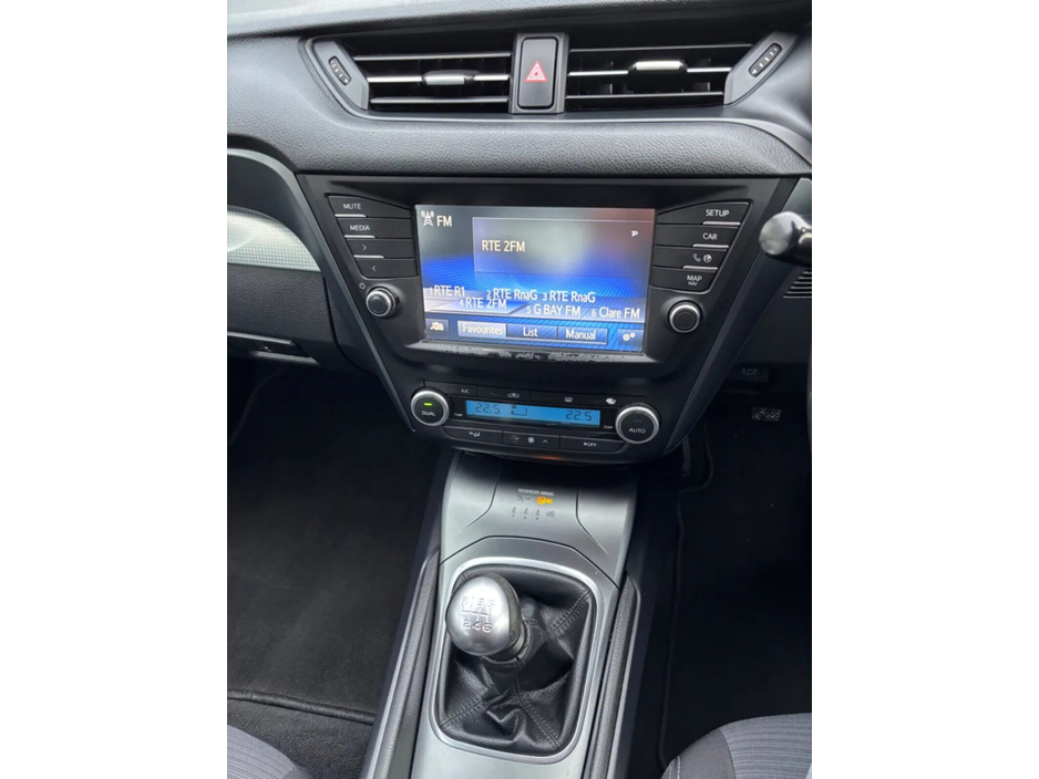 2017 Toyota Avensis 1.6 D-4D Luna Navi Saloon €10,500