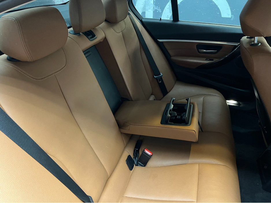 2016 BMW 3 Series - image 13