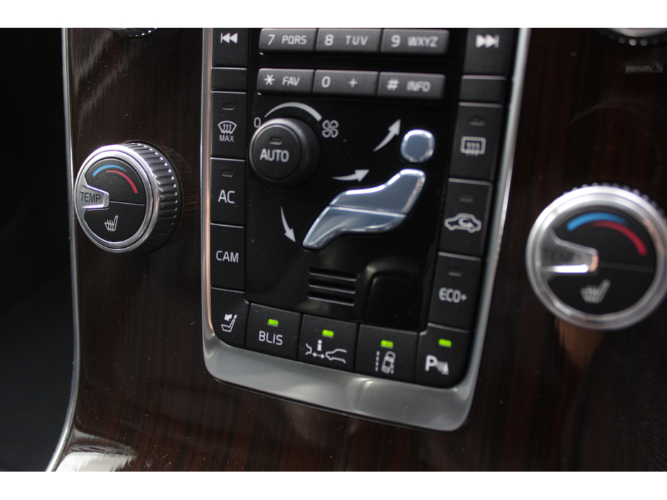 2018 Volvo V60 - image 16