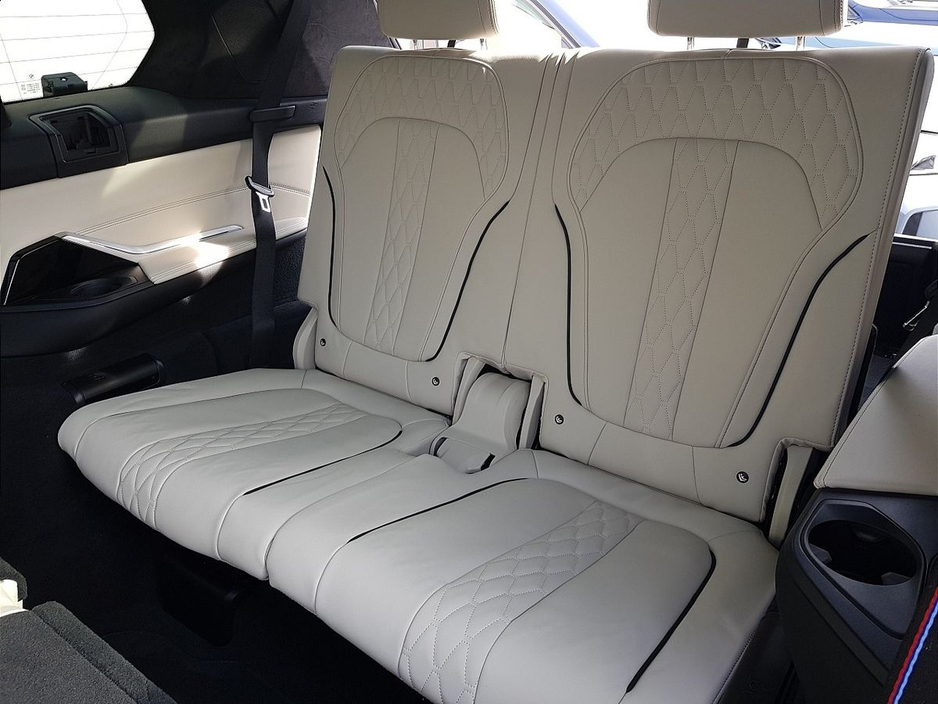 2023 BMW X7 - image 27