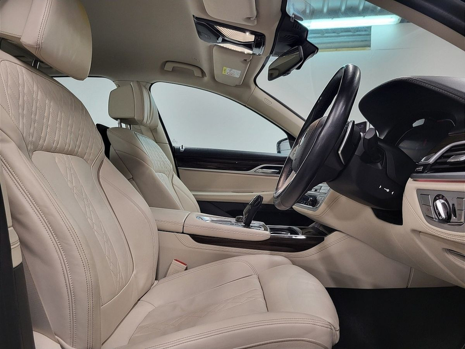 2020 BMW 7 Series - image 11