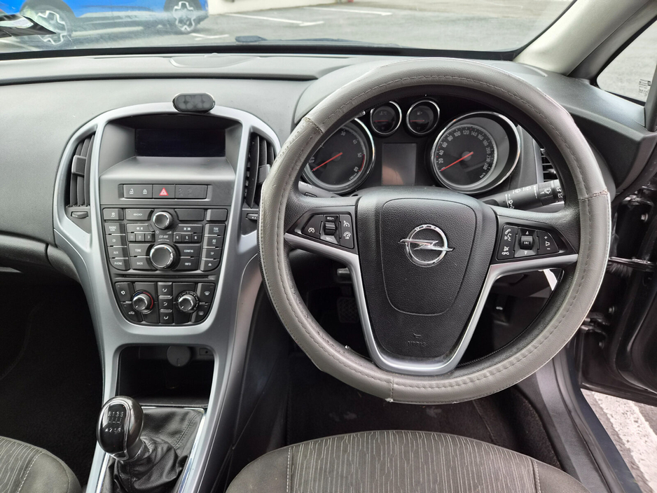 2013 Opel Astra - image 10