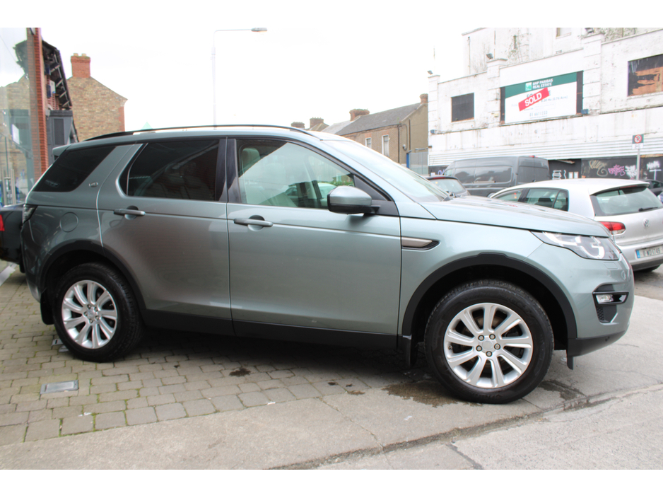 2015 Land Rover Discovery - image 5